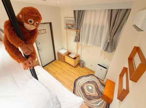ROKU GRKU Newly Renovated in 2026, Designer Bunk Room, 5 Min to Iriya, King Lower Bunk and Single Upper Bunk, Easy Access to Ueno and Asakusa, Sleeps 3