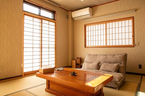 城下町ステイ岡崎OkazakiCastleView 岡崎城を一望 テラス付和モダン1LDK 85インチTV 最大6名